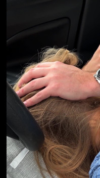 Pipe Baveuse Dans Une Voiture Pendant Que Les Voitures Passent - Public Risqué