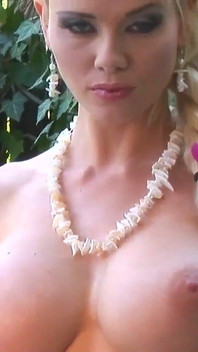 Caylian Curtisの最初のポルノ大きな柔らかいおっぱいとセクシーな入れ墨を持つふしだらな女は彼女の猫に触れ、それを楽しんでいます