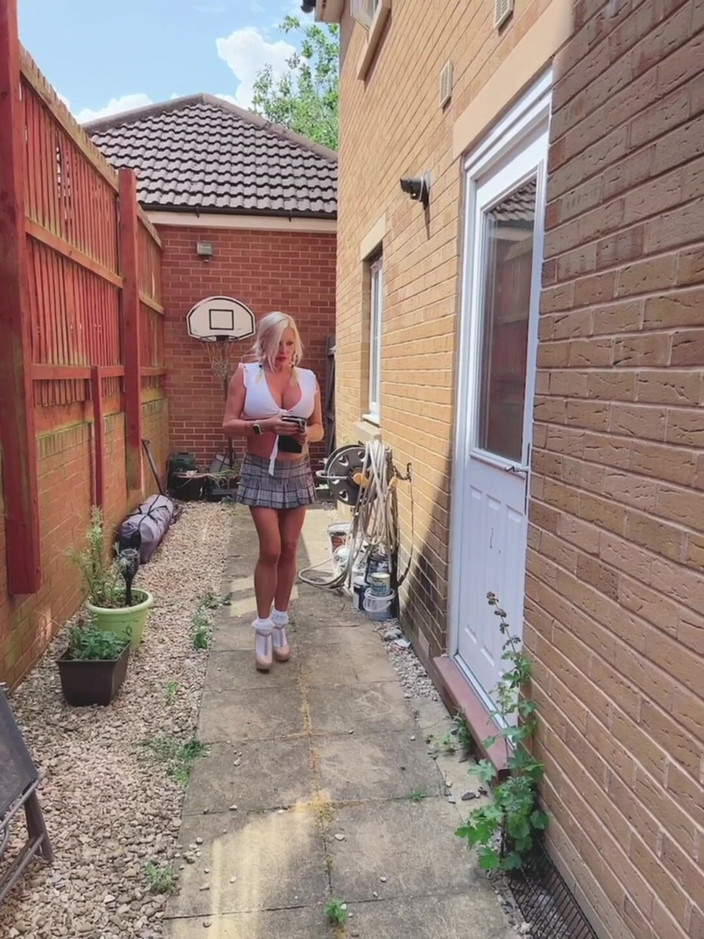 Michelle Thornex: सुनहरे बालों वाली रंडी की पड़ोसियों के सामने बाहर चुदाई