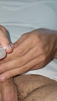 Man Fills His Dick with Instant Glue Through the Glans
