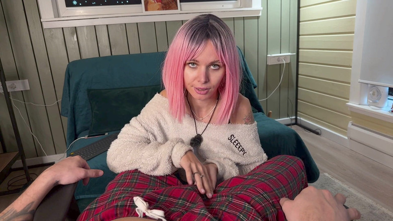 Sandy and Chris: 최고의 새해와 크리스마스 선물 - 바지와 핫한 POV 핸잡 사정의 하드 자지