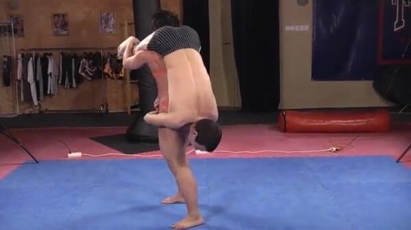 European Lift and Carry Club: Samantha Sunny im wrestling-spiel mit ihrem jungen