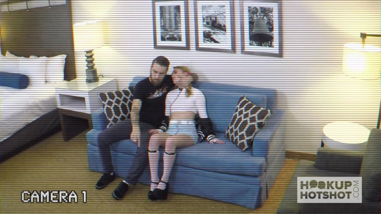 Hookup Hotshot: Rubia sucia Victoria Gracen se encuentra con un chico al...