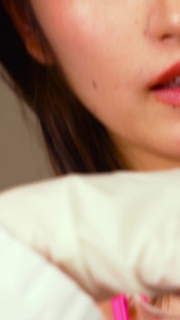하루노는 그녀의 입을 활짝 열어... 혀를 잡고 침을 뱉고 수치스러운 냄새를 맡는 츠바메