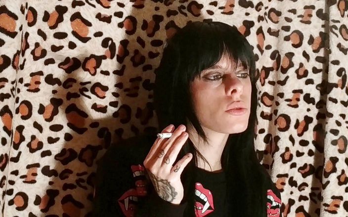 Beth Kinky: Fuma perché sono noiosa - Beth è kinky