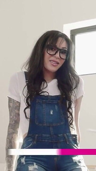Trans angels - la ragazza nerd Ryder monroegete irrequieta e semplicemente non riesco a resistere allo stimolo a giocare con il suo cazzo da ragazza trans