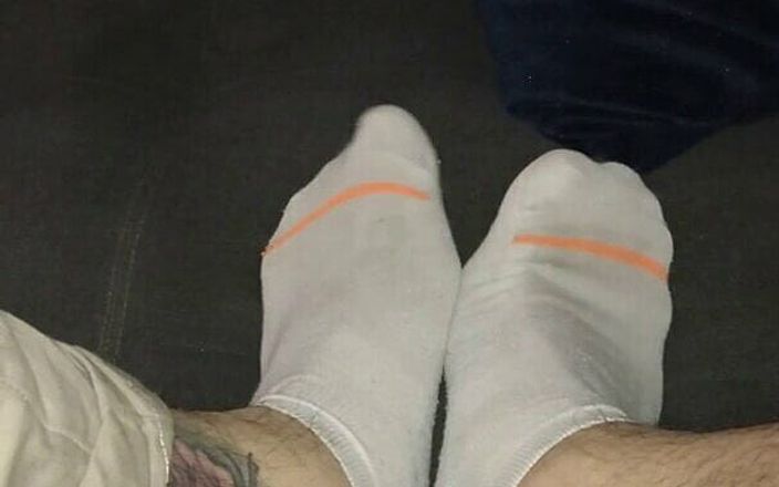 Tomas Styl: Eski yıpranmış beyaz çoraplar (erkek ayaklar)
