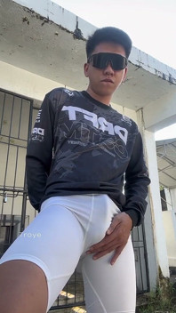 Cowok asia lagi asik masturbasi di luar ruangan sambil dudukin