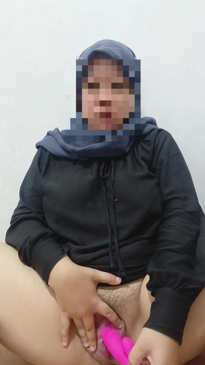 Vaginabig88: Tesettürlü güzel üvey kız kardeş