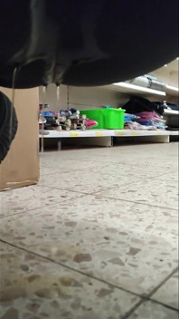 Dirty Slut Pee in Shop Eingepisst