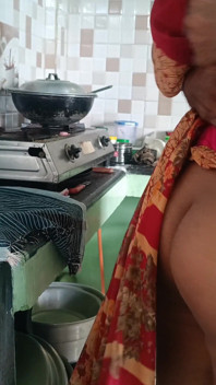 Hausfrau lutscht nachbarin in der küche, wenn ehemann nicht da ist, zu hause