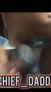 아내가 8월 모임을 위해 집으로 여행한 후 12인치 자지를 받는 34세 남성.