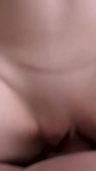 오지는 젖은 보지를 가진 카우걸