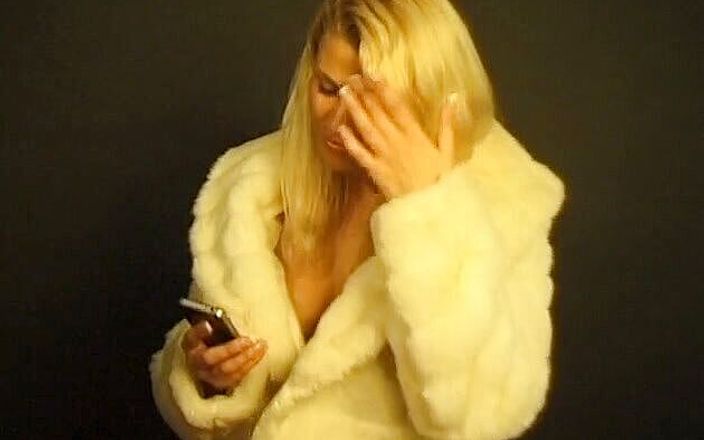 Flash Model Amateurs: Blonde bombe liebt es, ihre großen natürlichen titten zu zeigen