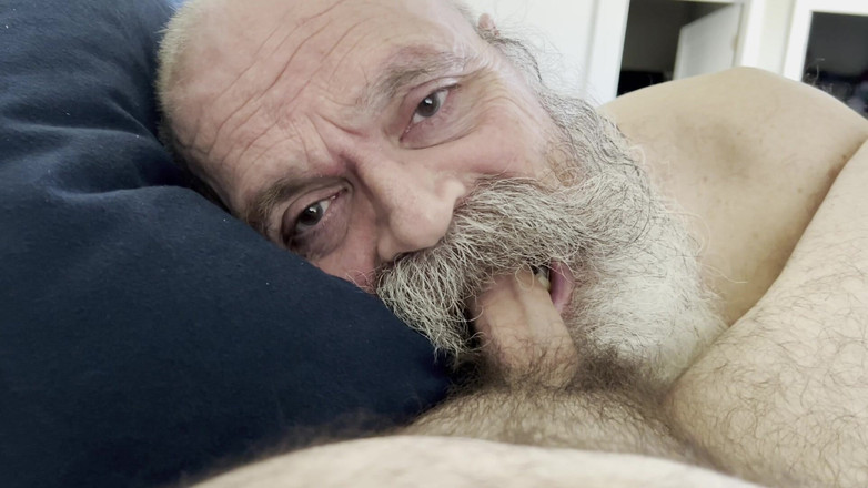 FuzzyBeardBoy: Papà orso con grandi baffi succhia il cazzo di Fuzzybeardboy