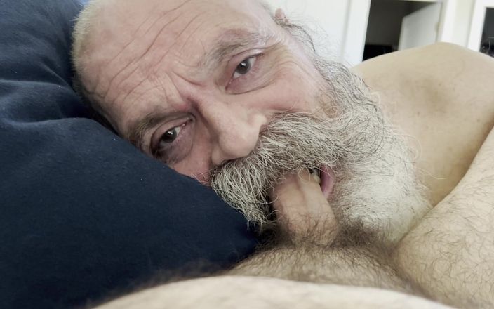FuzzyBeardBoy: Un papa moustache à grosse bite suce une bite de fuzzybeardboy