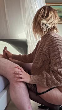 Gadis kacau dalam baju sejuk rajutan, tali pinggang garter dan stoking dalam gaya doggy dan mubaligh - Projectfundiary