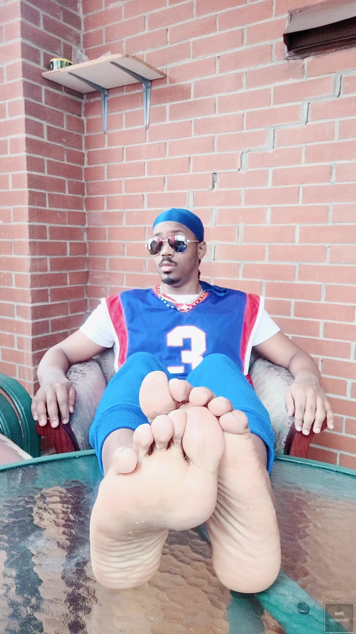 Soft Soleman: 我摇晃并揉搓我的男性脚 （2025）