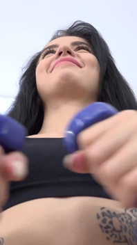 Ragazza carina flexi allungata e scopata rude nel culo