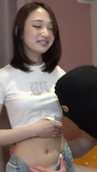 천사의 매력을 가진 순수한 아이돌 희망. 그녀의 대담한 면이 인수됨에 따라 수줍음이 욕망으로 녹아.1차