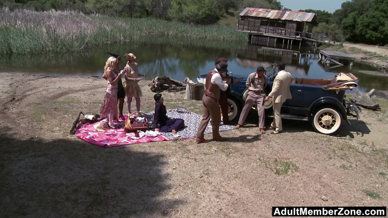 Adult Member Zone: Adultmemberzone - Боббі Старр, Ділан Райдер, Джулія Енн і Наташа Марлі на відкритому повітрі