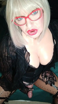 Crossdresser v ložnici mrdka
