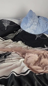 Amateur-ehefrau masturbiert zum ersten mal mit ihren fingern in ihrem arsch.