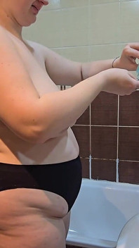 Dalla Doccia Alle Mutandine - Una Vera Moglie BBW Con Grandi Tette