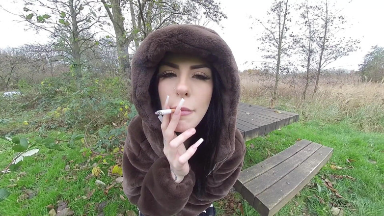 VR smokers HD-2D Videos Only: Shay London - курение