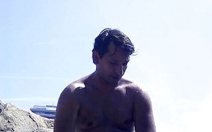 Boy top Amador: Very horny on the nudist beach