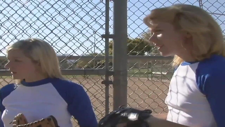 LesbianFantasies: Trois lesbiennes blondes excitées se donnent du plaisir dans un...