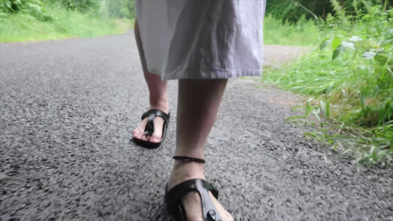 Footfetish: Sosny Górskie Birkenstock Bawią Się W Kałuży Deszczowej