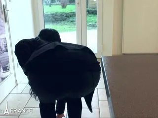 饥渴熟女干她的年轻学生