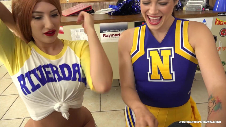 Exposed Whores Media: Riverdale putas chupan la polla en el aula