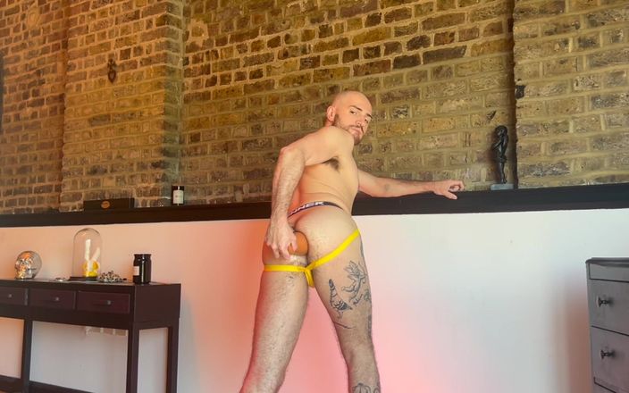 davidedpxxx: जन्मदिन की मार: xxl प्लग और मुट्ठी के साथ मेरी मोटी गांड केक खींचना