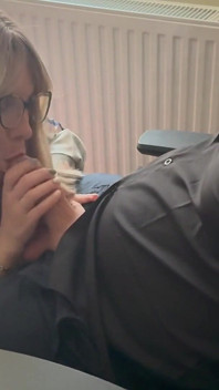 Sexy sekretářka kouří šéfy velký penis, jen průměrný den v kanceláři