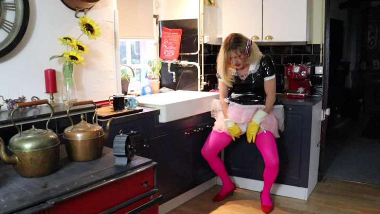 Sissy Dee Dee: Sissy Dee Should Be Washing, but She Is Enjoying the...