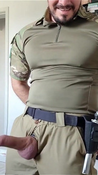 거대한 자지를 자위하는 경찰관.