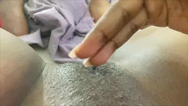 olivercastelistar: Przyrodnia siostra, kiedy jest sama w domu masturbuje się, aż...