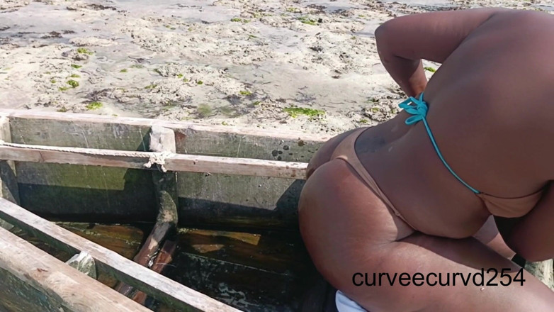 Curveecurvd254: Twerking in una spiaggia in Africa