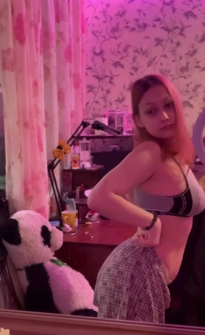 SashaSweet69: Eu mostro como sou bonita e minha bunda)