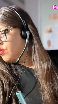 Dewi MILF montel Brazil Vaping Iqos di tempat kerja