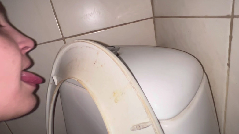 Elena917: Orgazm olana kadar tuvaleti yalıyor