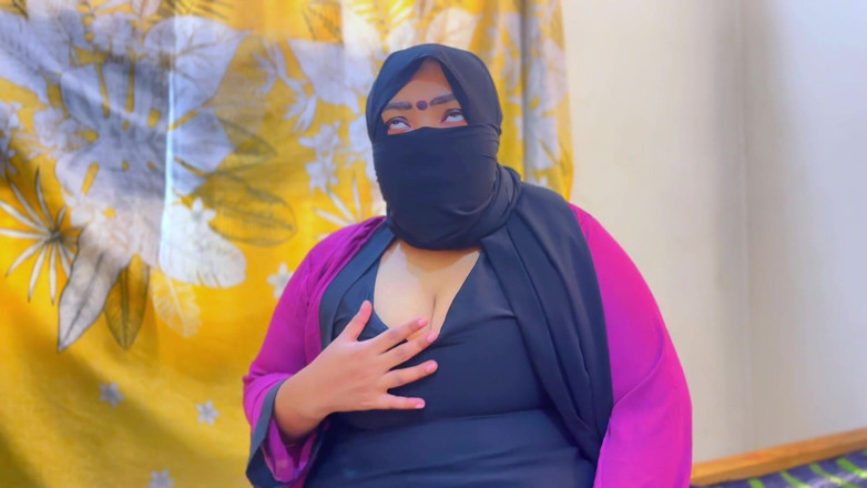 Aria Mia: イラニ・アラブのMILFがホテルの部屋で自慰行為をしている。ホテルの男が彼女を見て手コキを始める