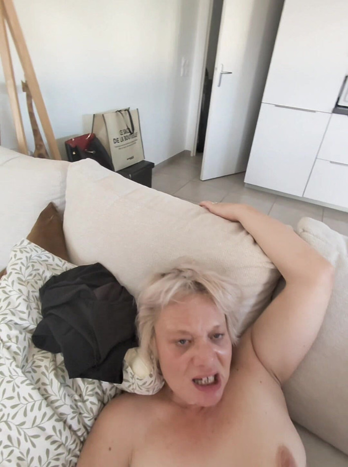 Sofy13: Assim que acordo, ele fode minha buceta e meu cu...