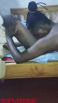 Afrikanische reifer schwarzer mann leckt haarige muschi