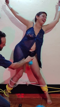 Bărbatul mă leagă cu o frânghie de mâini și picioare ca să-mi gâdile tot corpul, inclusiv vaginul