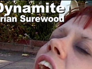 Edge Interactive Publishing: Dynamite i Brian Surewood przy basenie ssają twarz