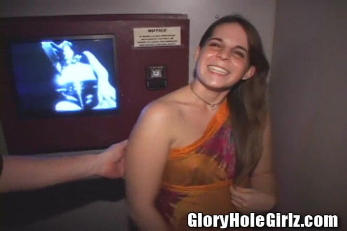 Glory Hole Girlz: Tonåring 18 Hermione svälja sötnos bröst suger kukar glory hole hippie...