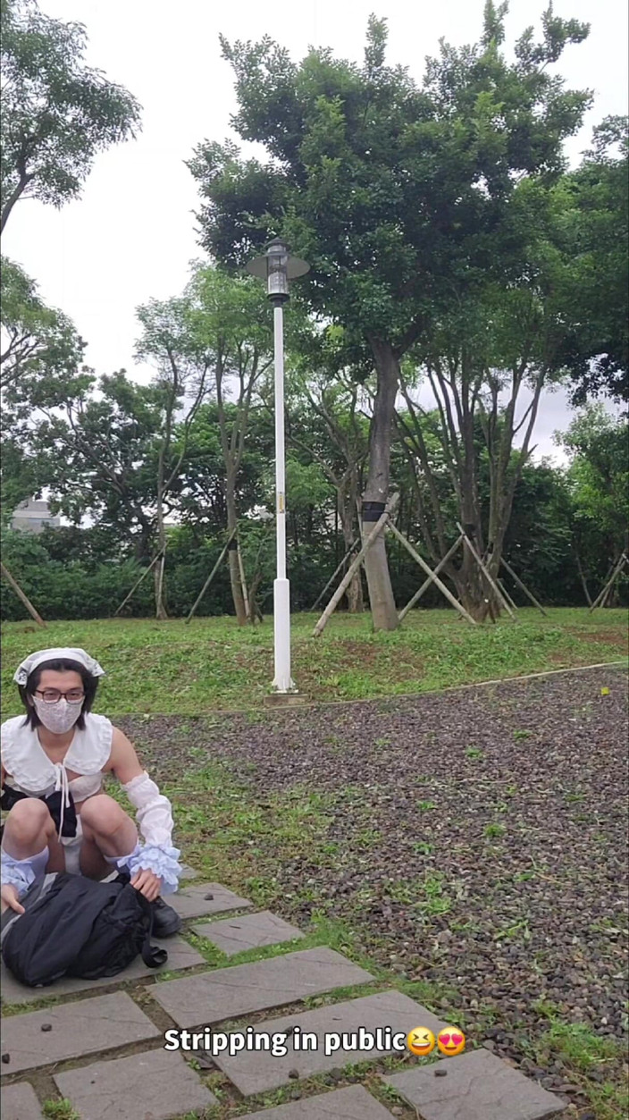 NotAFuta: Femme de ménage exhibitionniste au parc